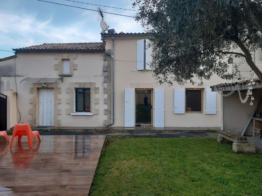Le Petit Nid Villa Saint-Loubes Exterior photo